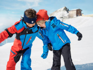 Zimní sportování a hry na sněhu vyžadují oblečení, které neomezuje v pohybu, je přiměřeně teplé, prodyšné a především dokáže odolávat vlhku
