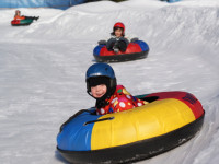 V lyžařském areálu je připravená atrakce pro děti v podobě snowtubingu. Foto: www.annaberg.cz