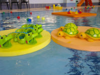 Některé plavecké pomůcky děti motivují a pomáhají jim překonat nejistotu z vody. Foto: www.juklik.cz
