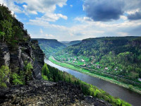 Okouzlující pohled na skalní masivy tyčící se nad řekou. Foto: www.ceskesvycarsko.cz