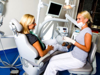 Pravidelná kontrola u zubaře Vám zajistí klidnou dovolenou.