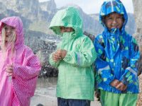 S kvalitním a funkčním zůstanou děti v suchu a teple i v tom největším dešti. Foto: www.reima.com