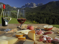 Na letošním festivalu chutí bude hlavní roli mít víno, šunka a jablka.  Foto: www.gourmetfestival.it