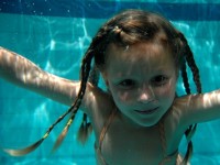 Plavání milují nejen děti. Foto: www.juklik.cz