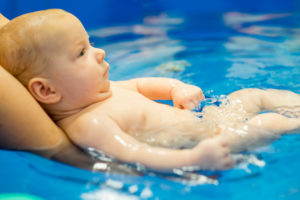 Vaničkové „plavání“ miminkům prospívá a do kurzu můžou už od 6 neděl