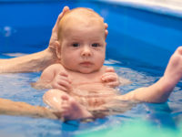 Vaničkové „plavání“ miminkům prospívá a do kurzu můžou už od 6 neděl