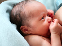 Ideální je výlučné kojení do šestého měsíce věku dítěte. Foto: www.juklik.cz