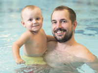 Plavání by si mělo užít miminko, ale i rodič. Foto: www.juklik.cz