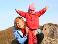 Zuzana Rybářová s malou dobrodružkou Marií. Foto: www.amaze.cz