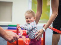 Když dítě začíná chodit, myslete na „pravidlo minimální pomoci“ (Foto: www.monkeysgym.cz)