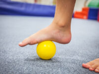 Zázračná bota neexistuje. Dětská chodidla potřebují hlavně pohyb (Foto: monkeysgym.cz)