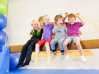 Cvičení na kladině je vhodné už pro děti od 18 měsíců. Foto: www.monkeysgym.cz