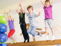 Nácvik dopadu je nutné zařadit hned od chvíle, kdy s dětmi trénujeme skoky z výšky, Foto: www.monkeysgym.cz