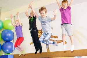 Nácvik dopadu je nutné zařadit hned od chvíle, kdy s dětmi trénujeme skoky z výšky, Foto: www.monkeysgym.cz