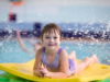 Učit plavat své dítě je pro rodiče docela dřina a ne každý na ni má čas i schopnosti. Foto: www.juklik.cz