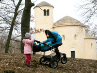 Čtsřletá pramatka Marie tlačí svého bráchu na vrchol Řípu, foto: Pavla Valáková