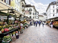 Trhy v centru Bolzana jsou vyhlášené. Seženete tu čerstvou zeleninu, ale i další místní produkty jako třeba sýry, špek či vína. Foto: www.suedtirol.info