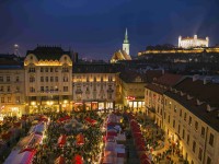 Na vánočních trzích v Bratislavě váš čeká spousta dobrot, zajímavé stánky plné řemeslníky, ale také dílny pro děti a živý Betlém. Foto Brano Molnar