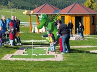 Dráček Fips je jedním z mnoha lákadel zábavního parku Oberwiesenthal. Foto: www.ferienpark-oberwiesenthal.de