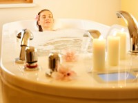 Teplá koupel a nahřáté ručníky Vám zpříjemní podzimní plískanice. Foto: www.larimarhotel.at
